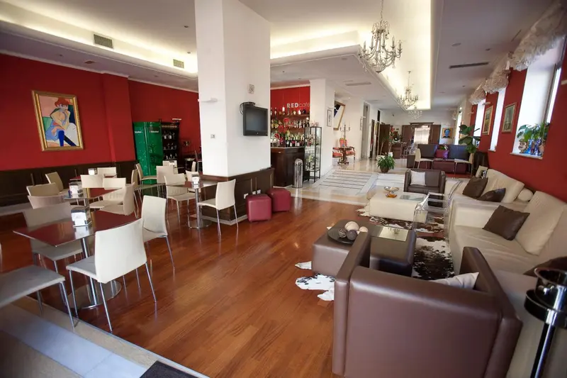 Espace de détente avec canapés et tables basses dans un intérieur lumineux.
