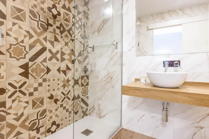 Une salle de bain moderne avec douche à l'italienne et vasque sur meuble.