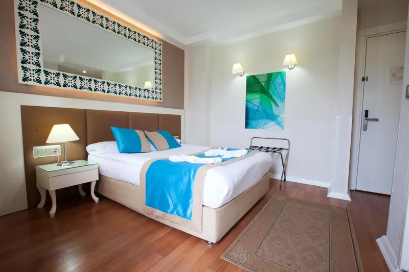 Une chambre lumineuse avec un grand lit et une décoration moderne.