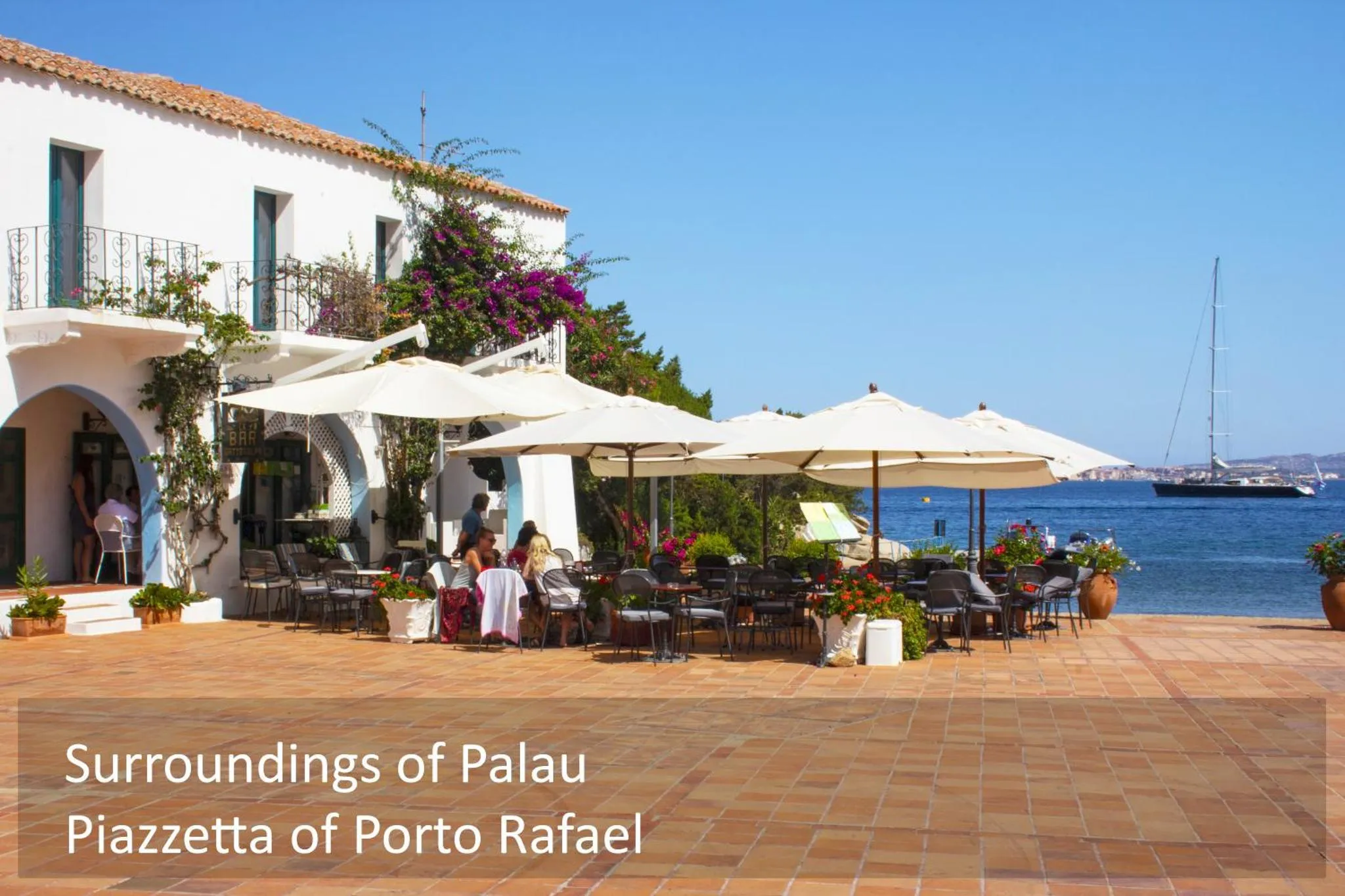 Terrasse ombragée avec tables et chaises en bord de mer.