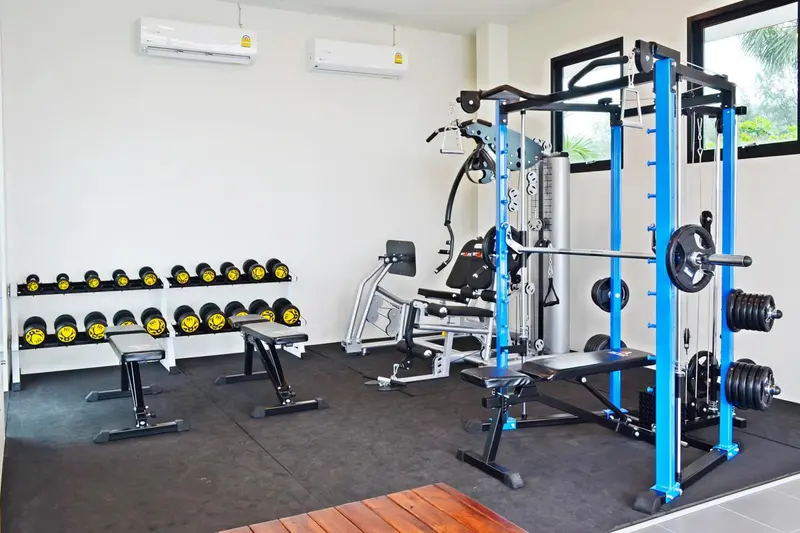 Une salle de sport lumineuse avec des équipements de musculation.