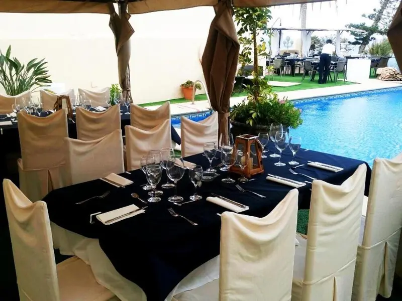 Tables dressées en extérieur près d'une piscine.