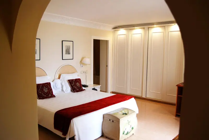 Une chambre à coucher lumineuse avec un grand lit et un placard intégré.