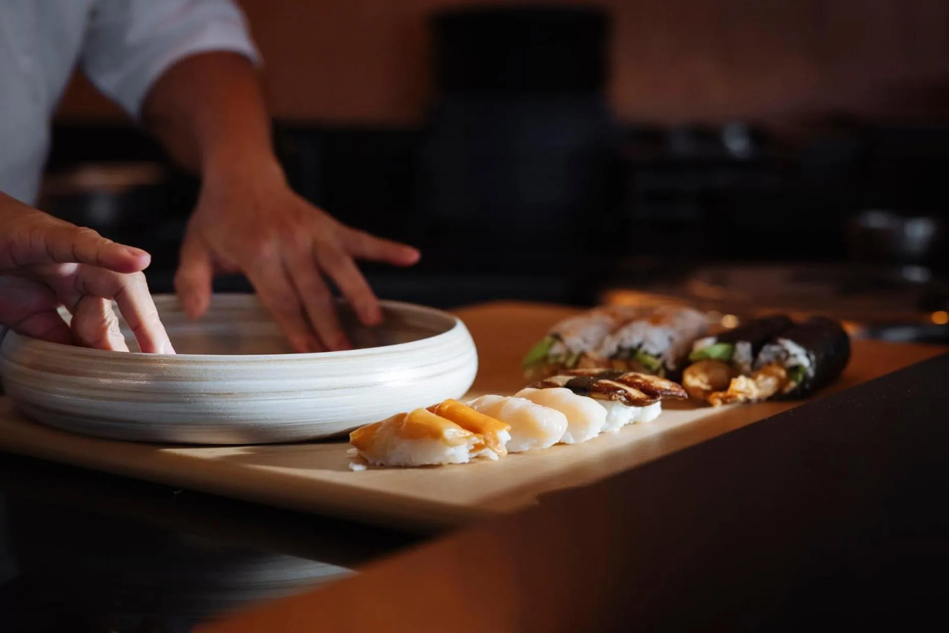 Présentation de sushis et de makis sur un plateau en bois.