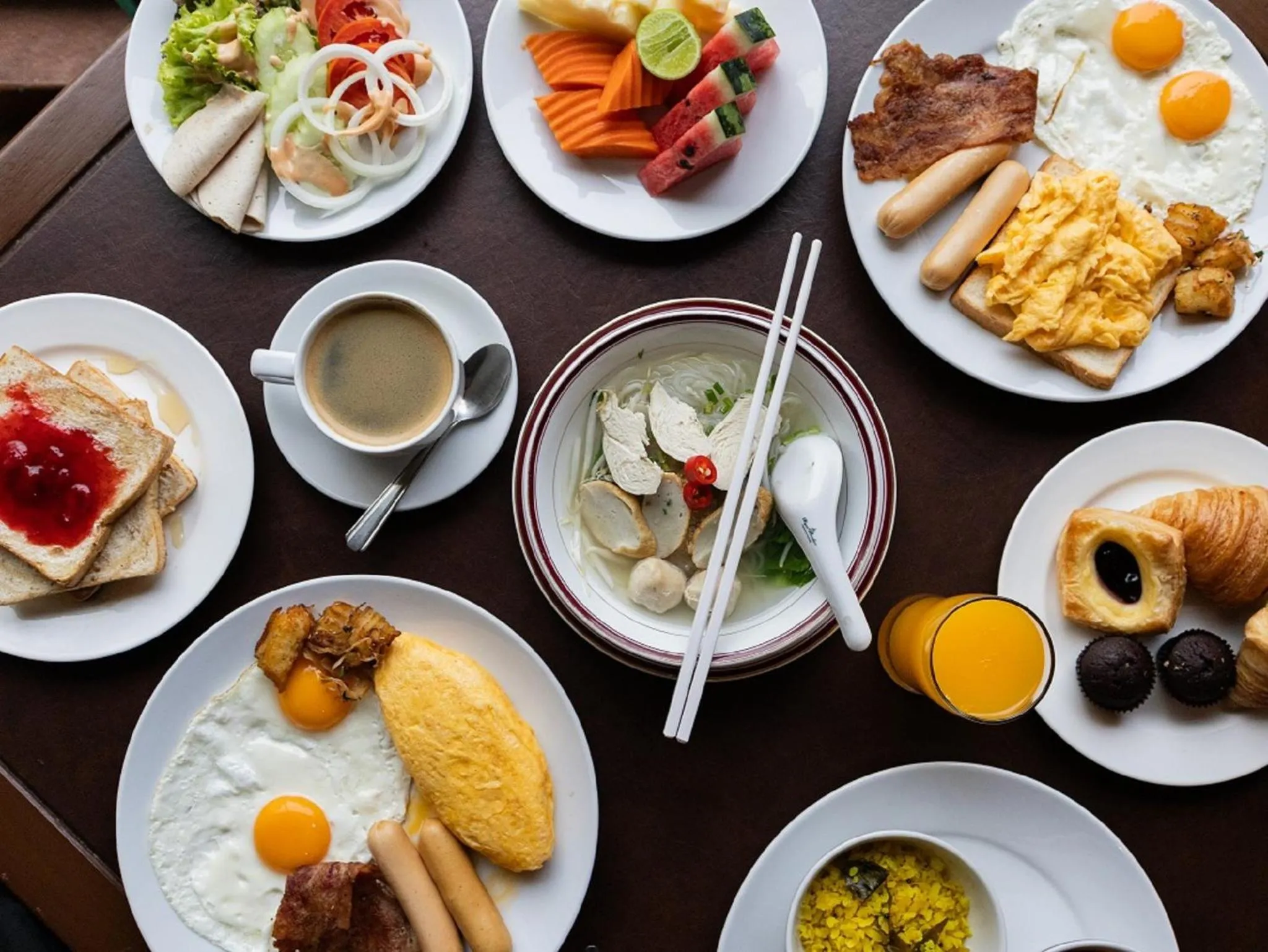Une table dressée présente un assortiment de plats variés pour le petit-déjeuner.