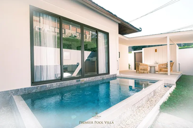 Petite piscine privee devant une residence blanche moderne.