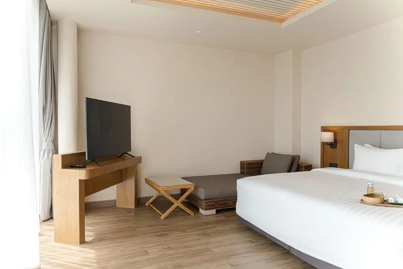 Une chambre lumineuse avec un lit et un espace détente.