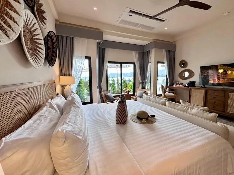 Une chambre lumineuse avec un grand lit et une vue sur la mer.