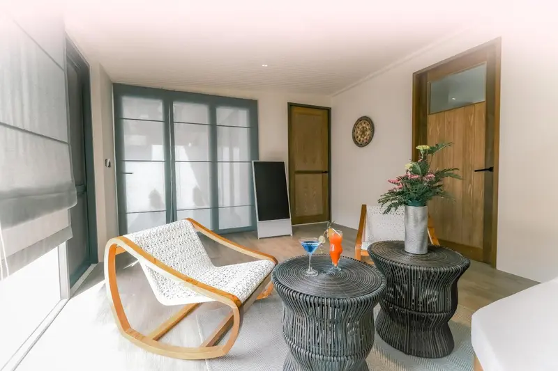 Espace de détente avec deux fauteuils et une table basse.