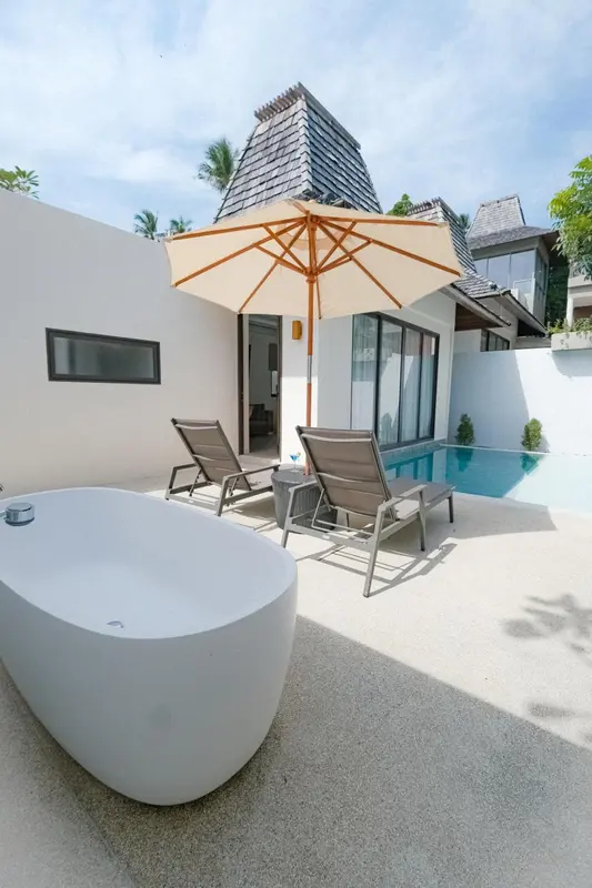 Terrasse avec bain à remous et mobilier de détente.