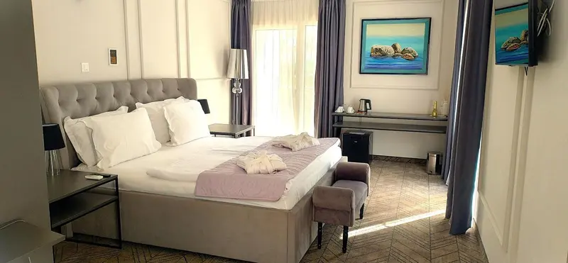 Une chambre avec un grand lit et une décoration moderne.
