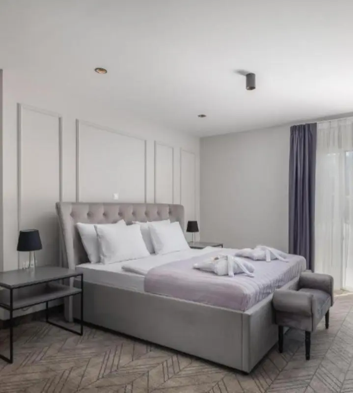 Une chambre moderne avec un grand lit et des tables de chevet.