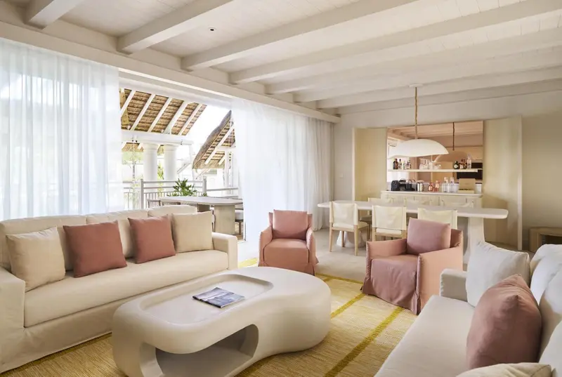 Espace de détente intérieur avec canapés et table basse.