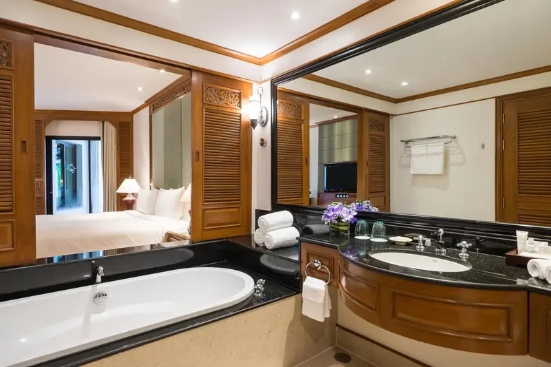 Une salle de bain spacieuse avec baignoire et lavabo en marbre.