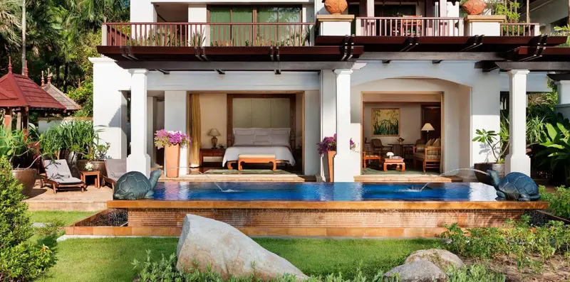 Une chambre avec un lit à baldaquin donnant sur une piscine privée et un jardin.