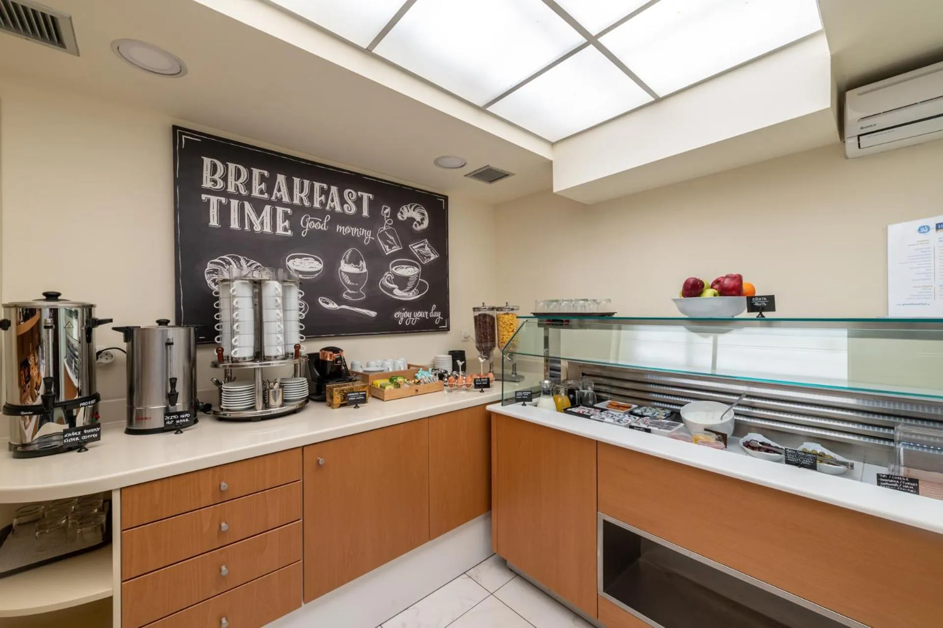 Un buffet propose des boissons chaudes, des pâtisseries et des fruits frais.