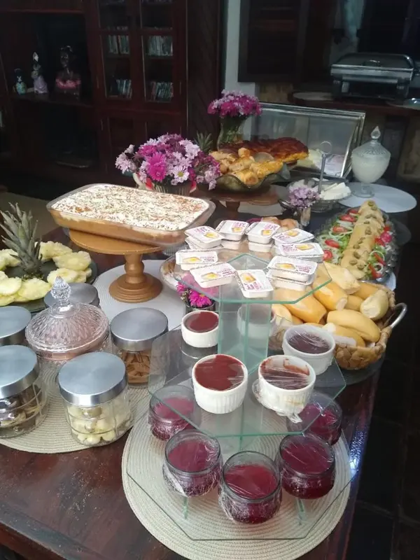 Un buffet propose une variété de pâtisseries, de fruits et de confitures.