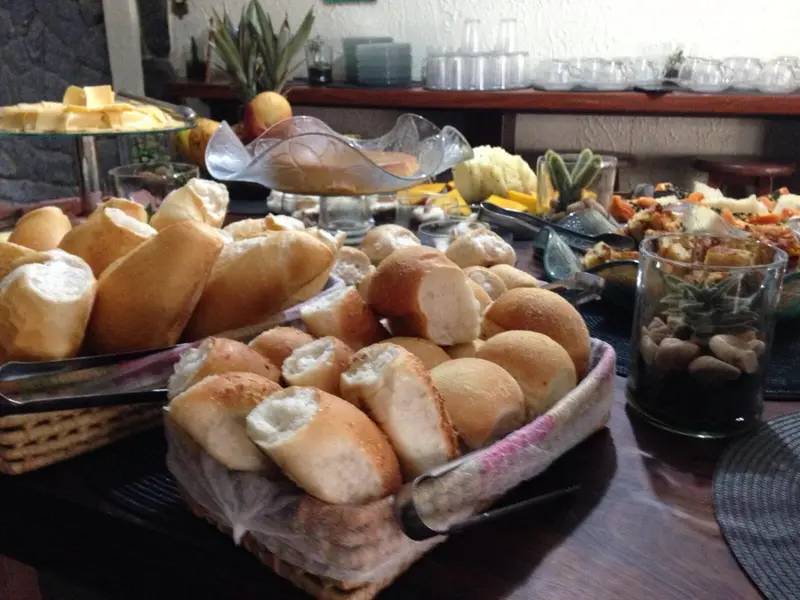 Un buffet propose une variété de pains, de viennoiseries et de fruits frais.