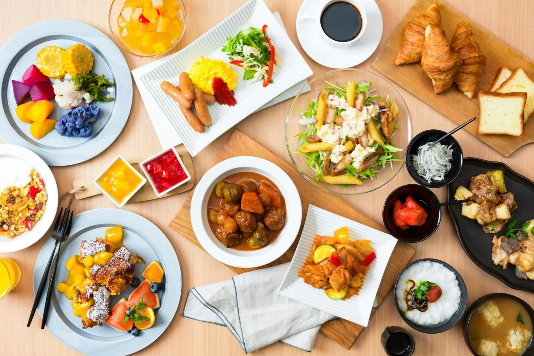 Une table garnie de divers plats et boissons pour le petit-déjeuner.