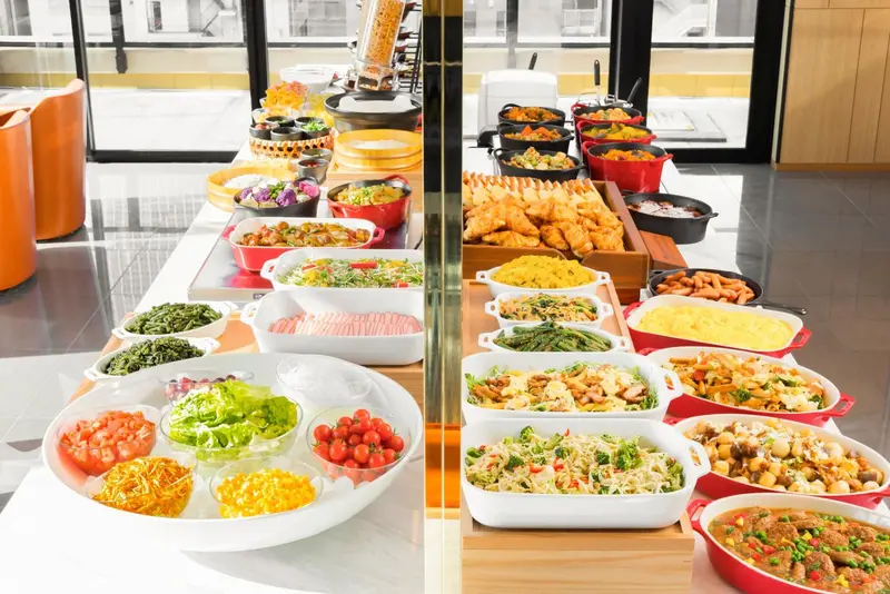 Un buffet propose une grande variété de plats et de salades.