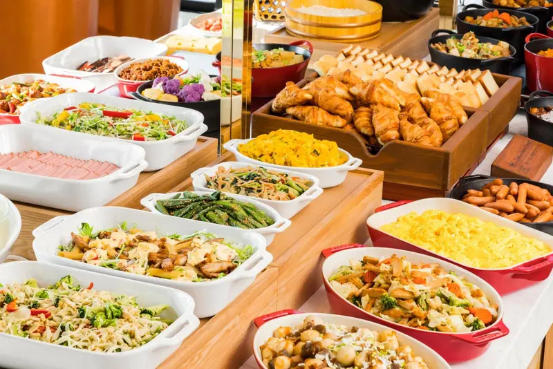 Un buffet propose une grande variété de plats chauds et froids.