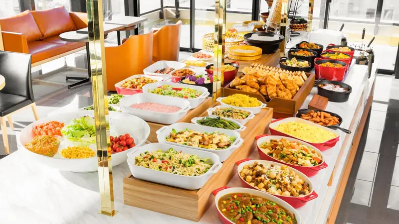Un buffet varié propose une abondance de plats colorés et appétissants.