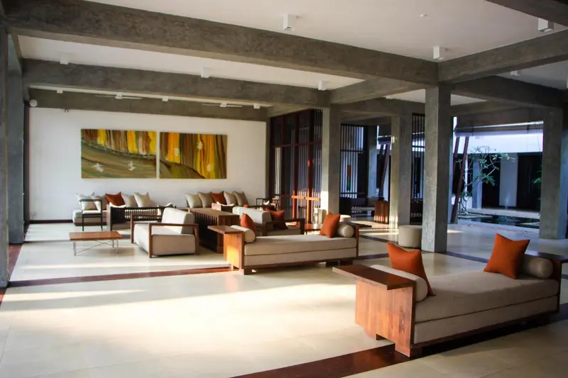Espace de détente intérieur avec canapés et décoration murale.
