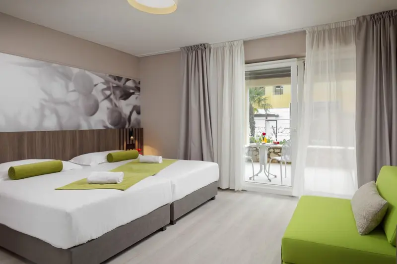Une chambre lumineuse avec un lit double et un espace détente.