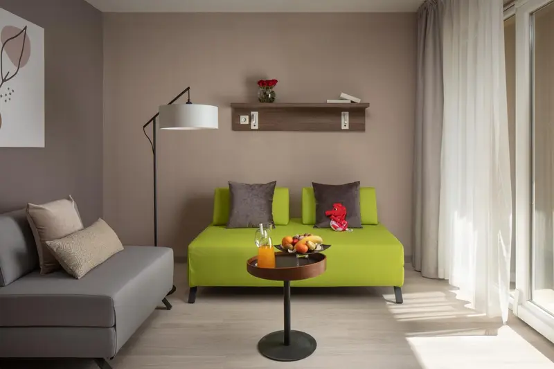 Un espace de détente intérieur avec un canapé et une table basse.