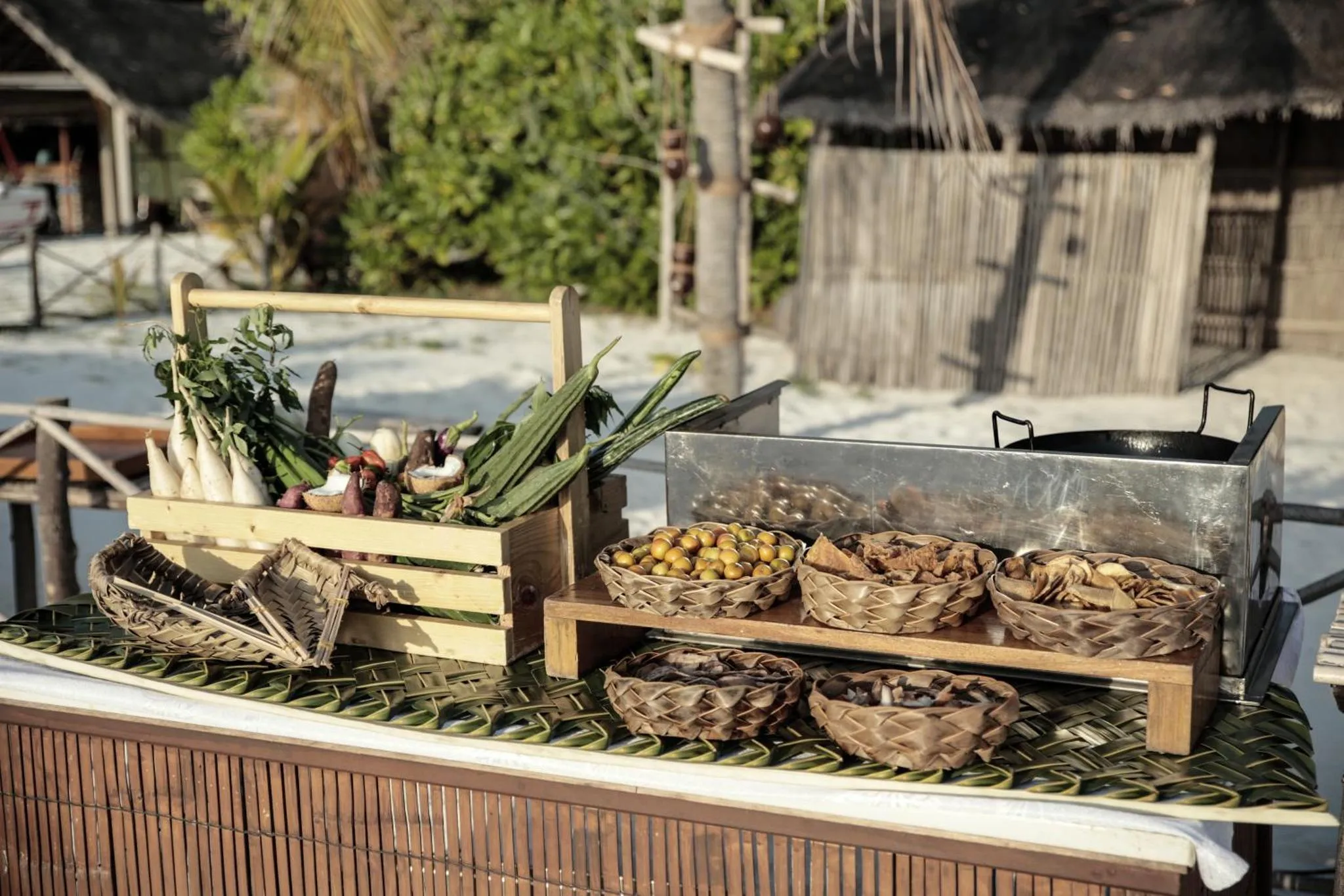 Présentation de fruits de mer frais sur une table en bois au bord de l'eau.