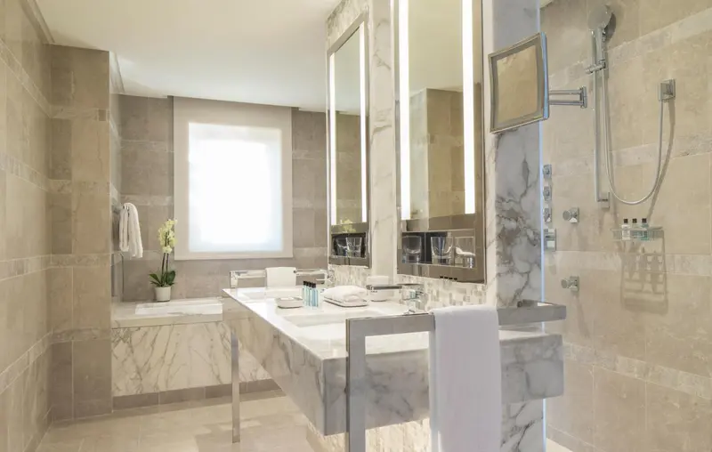 Une salle de bain moderne avec une baignoire et une douche à l'italienne.