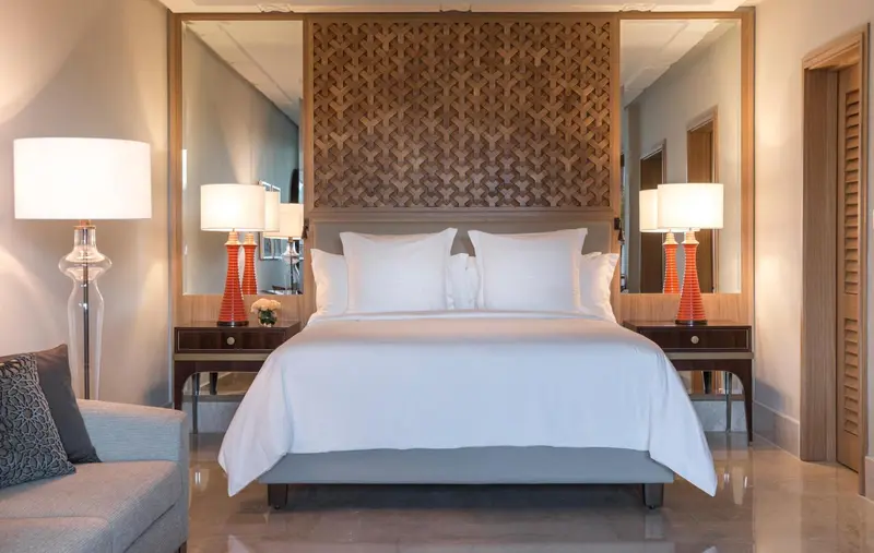 Une chambre avec un grand lit et des tables de chevet.
