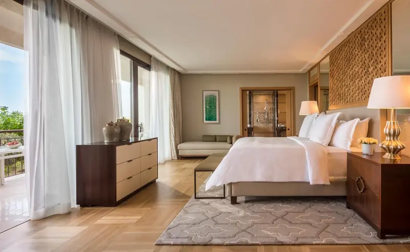 Une chambre lumineuse avec un grand lit et un mobilier en bois.