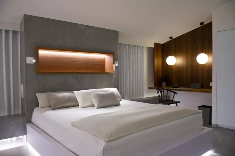 Une chambre moderne avec un grand lit et un éclairage d'ambiance.