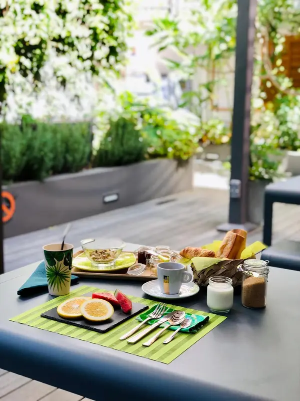 Un petit-déjeuner est servi sur une table en extérieur.