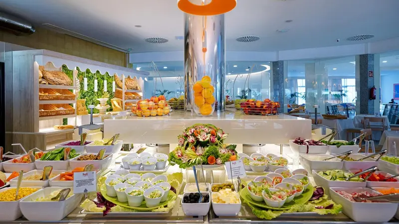 Un buffet propose une grande variété de salades, de fruits et de plats préparés.
