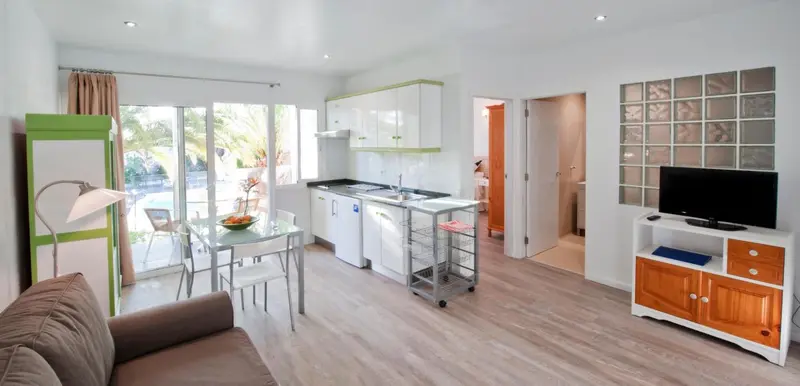 Interieur lumineux avec coin cuisine et espace salon.