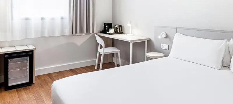 Une chambre d'hôtel moderne avec un lit et un bureau.