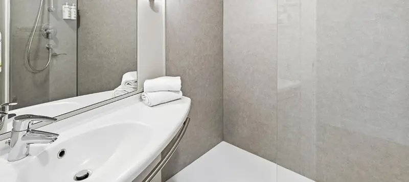 Une salle de bain moderne avec une baignoire et un lavabo.