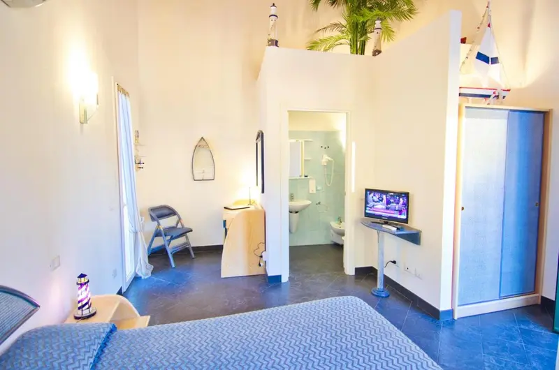 Une chambre lumineuse avec un lit et un accès à une salle de bain.