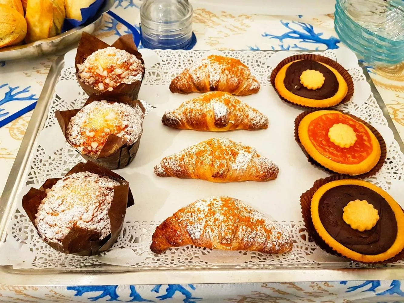Assortiment de viennoiseries et pâtisseries sur un plateau.
