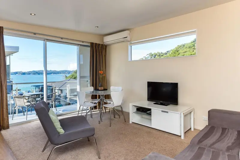 Un salon lumineux s'ouvre sur une terrasse avec vue sur la mer.