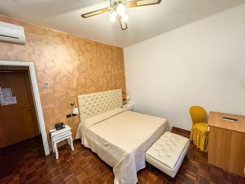 Une chambre lumineuse avec un grand lit et un coin lecture.