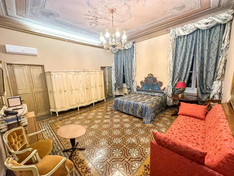 Une chambre spacieuse avec un lit à baldaquin et un canapé.