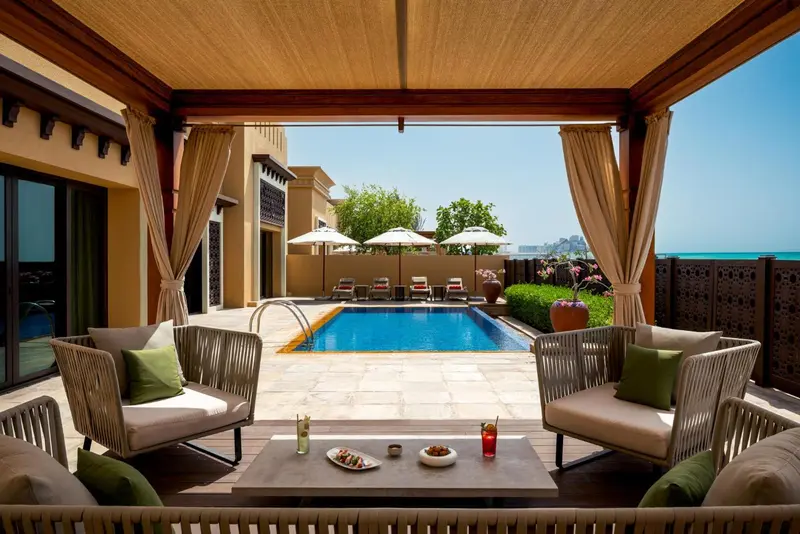 Terrasse avec salon et piscine privée donnant sur la mer.