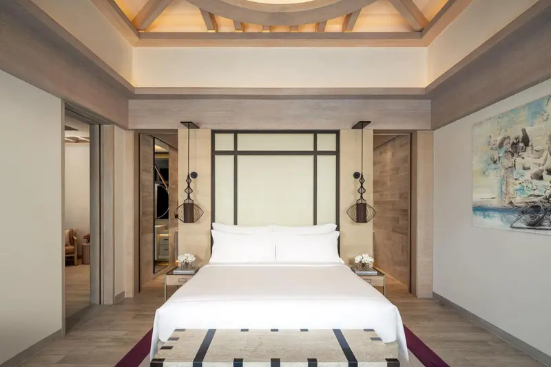 Une chambre lumineuse avec un grand lit et une décoration sobre.
