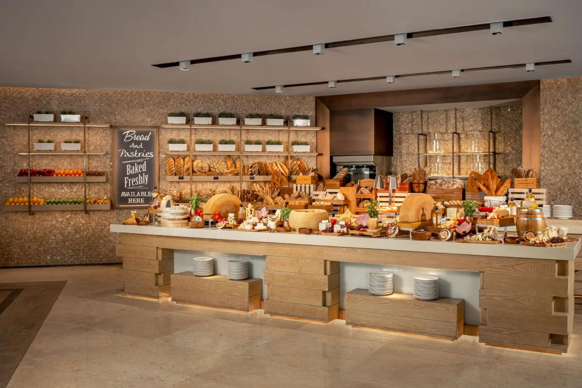 Un buffet propose une grande variété de pains, pâtisseries et charcuteries.