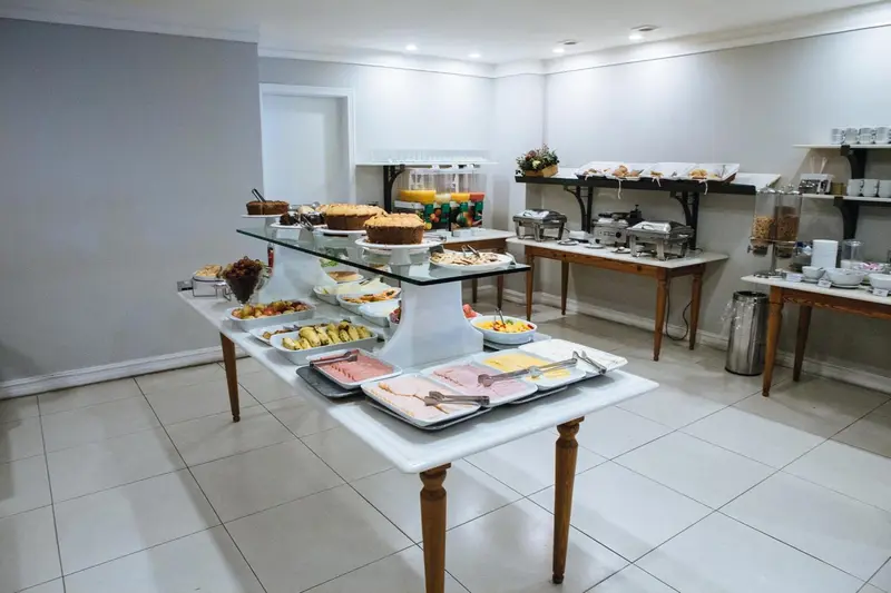 Un buffet propose une variété de pâtisseries, de fruits et de céréales.