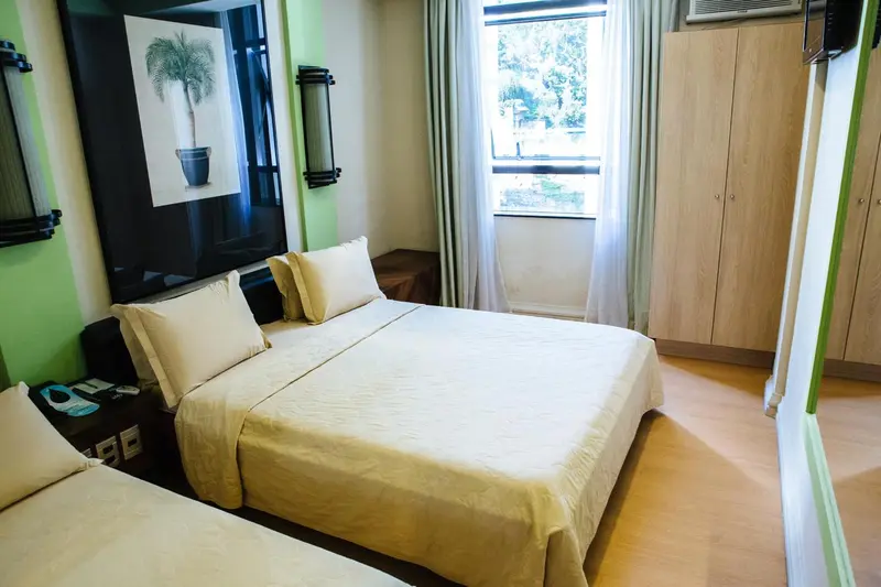 Une chambre lumineuse avec un lit double et une décoration sobre.