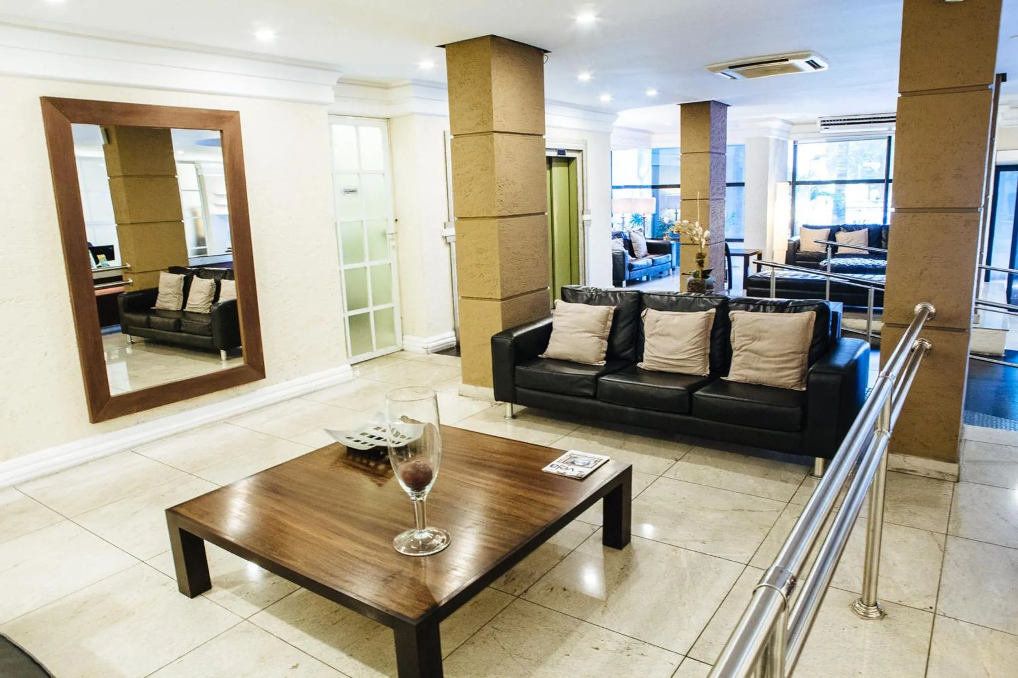 Un espace de détente avec des canapés et une table basse.